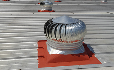 Foto de instalación de extractores para naves industriales en Toluca. Mantenimiento industrial