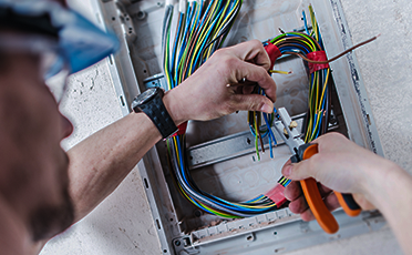 Mantenimiento industrial, ingeniero realizando mantenimiento eléctrico de media tensión