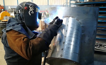 Pailería industrial en Toluca soldando