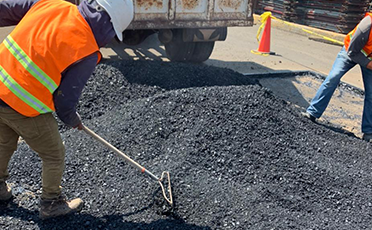 Personal pavimentando calles