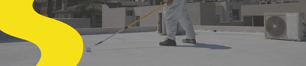 Personal de PIVISA MÉXICO aplicando impermeabilizante