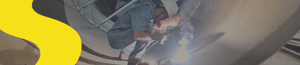 Pailero soldando tubos de acero al carbon