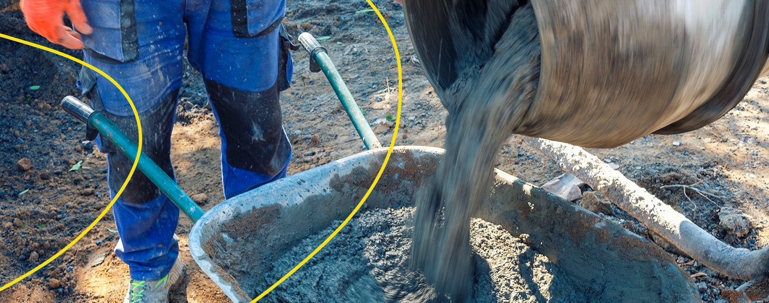 Albañil mexicano realizando mezcla de concreto para obra civil